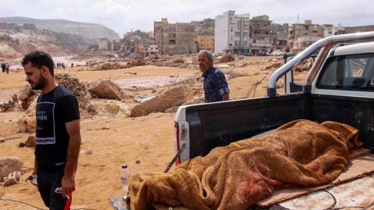 Libya'dan müthiş imgeler: Sokaklarda cesetler birikti